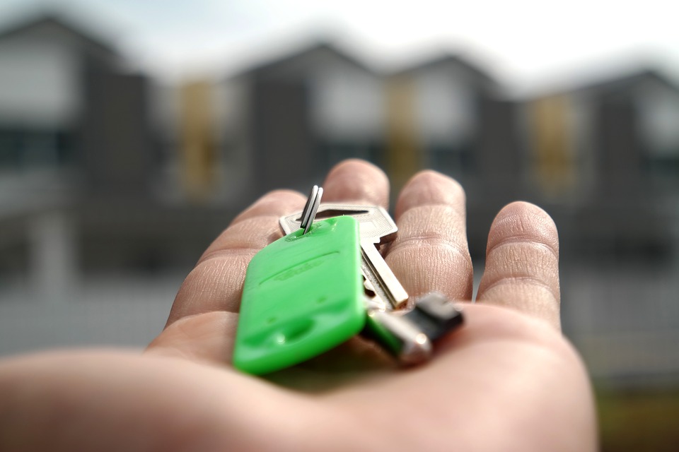 A hand holding the keys to a new home